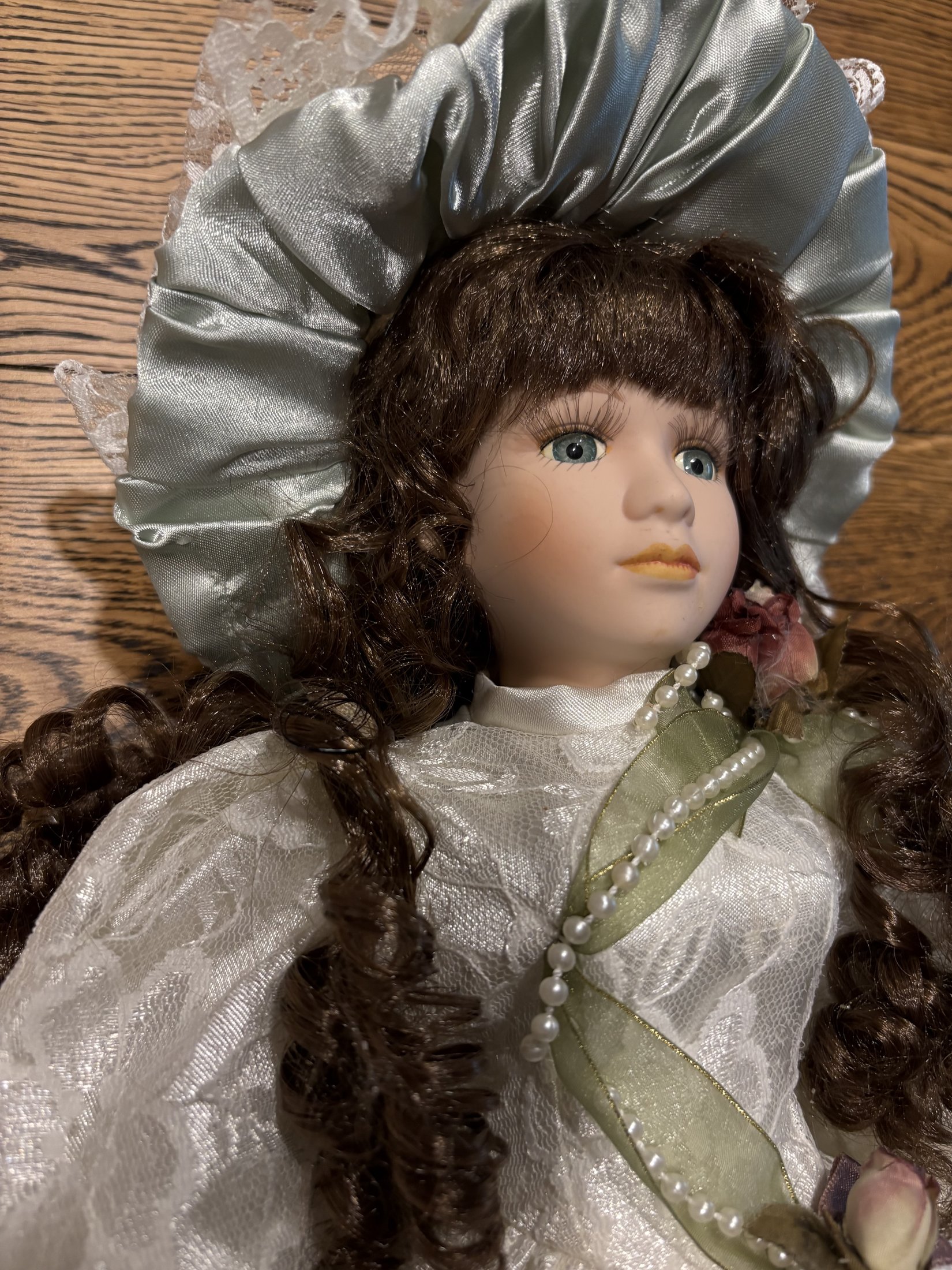 Vanessa Ricardi Porcelain Doll - 18" - Vanessa Doll Collection 1999 - Image 2