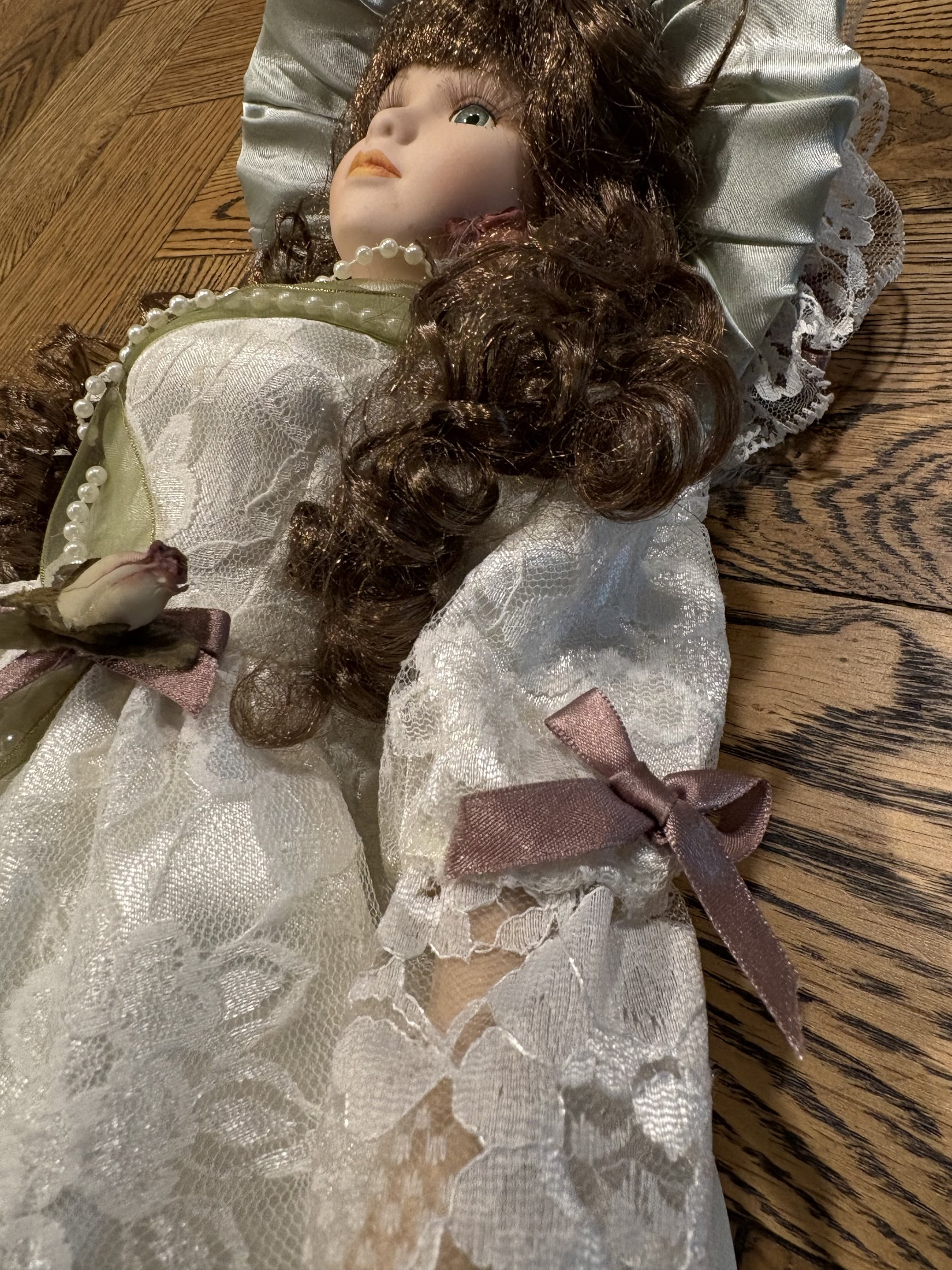 Vanessa Ricardi Porcelain Doll - 18" - Vanessa Doll Collection 1999 - Image 4