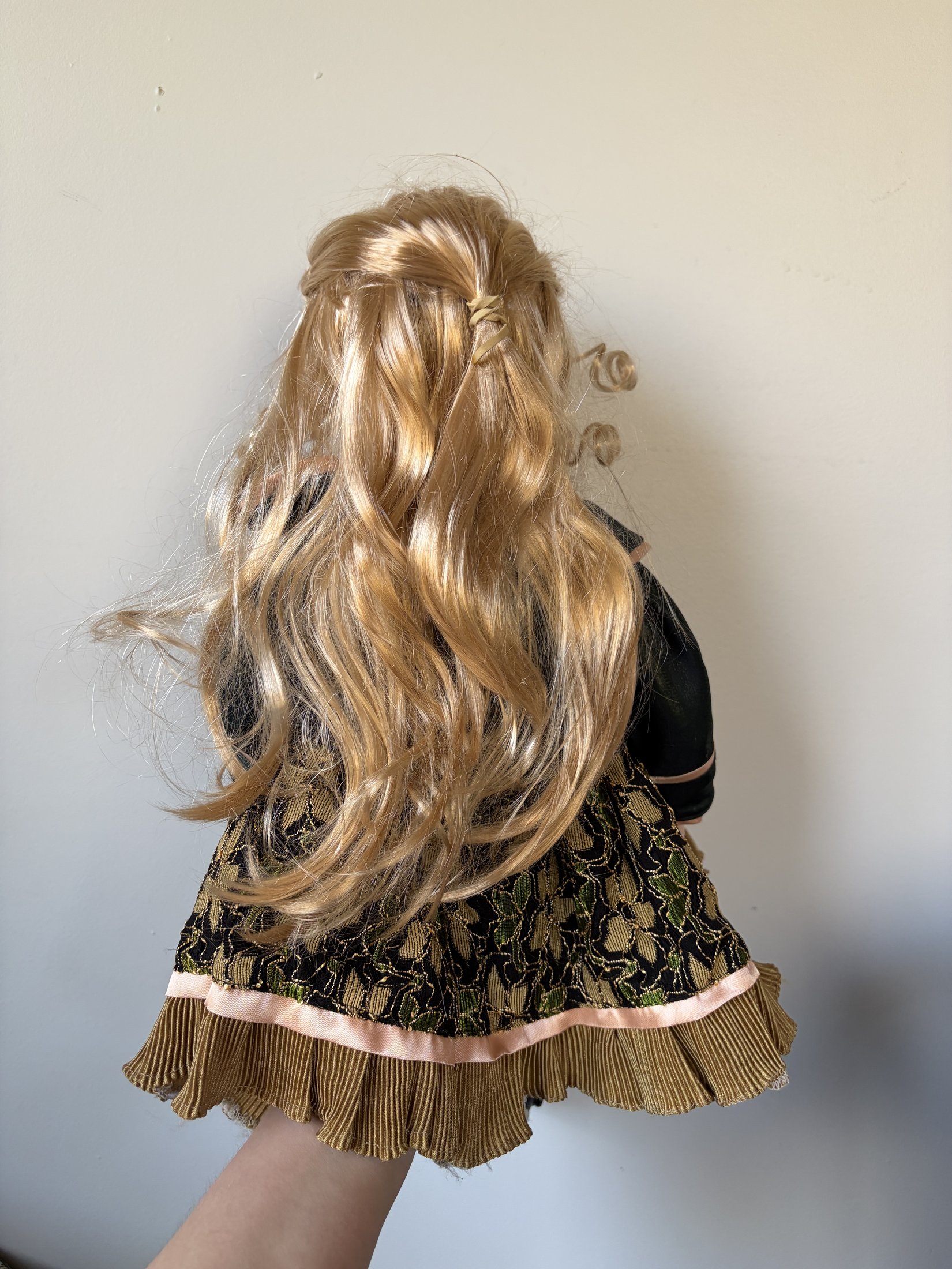 Lumi'n Art Porcelain Doll - Blonde Curls, Green Dress, 16 Inches - Image 4