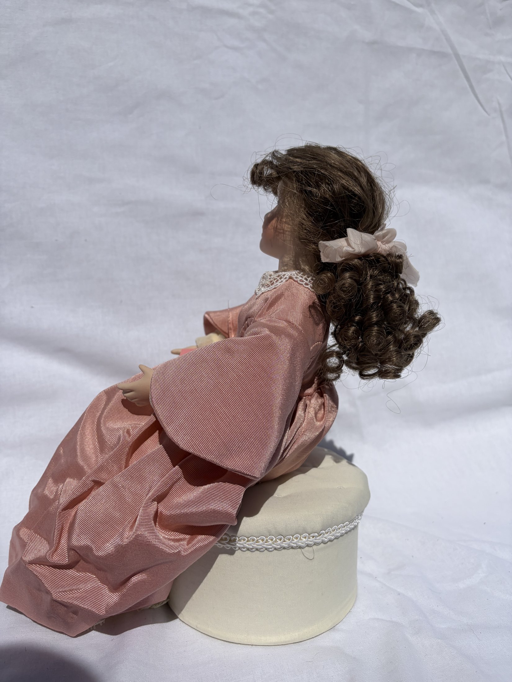 Ashton-Drake Galleries Porcelain Doll 'Meg' by Wendy Lawton - Image 4