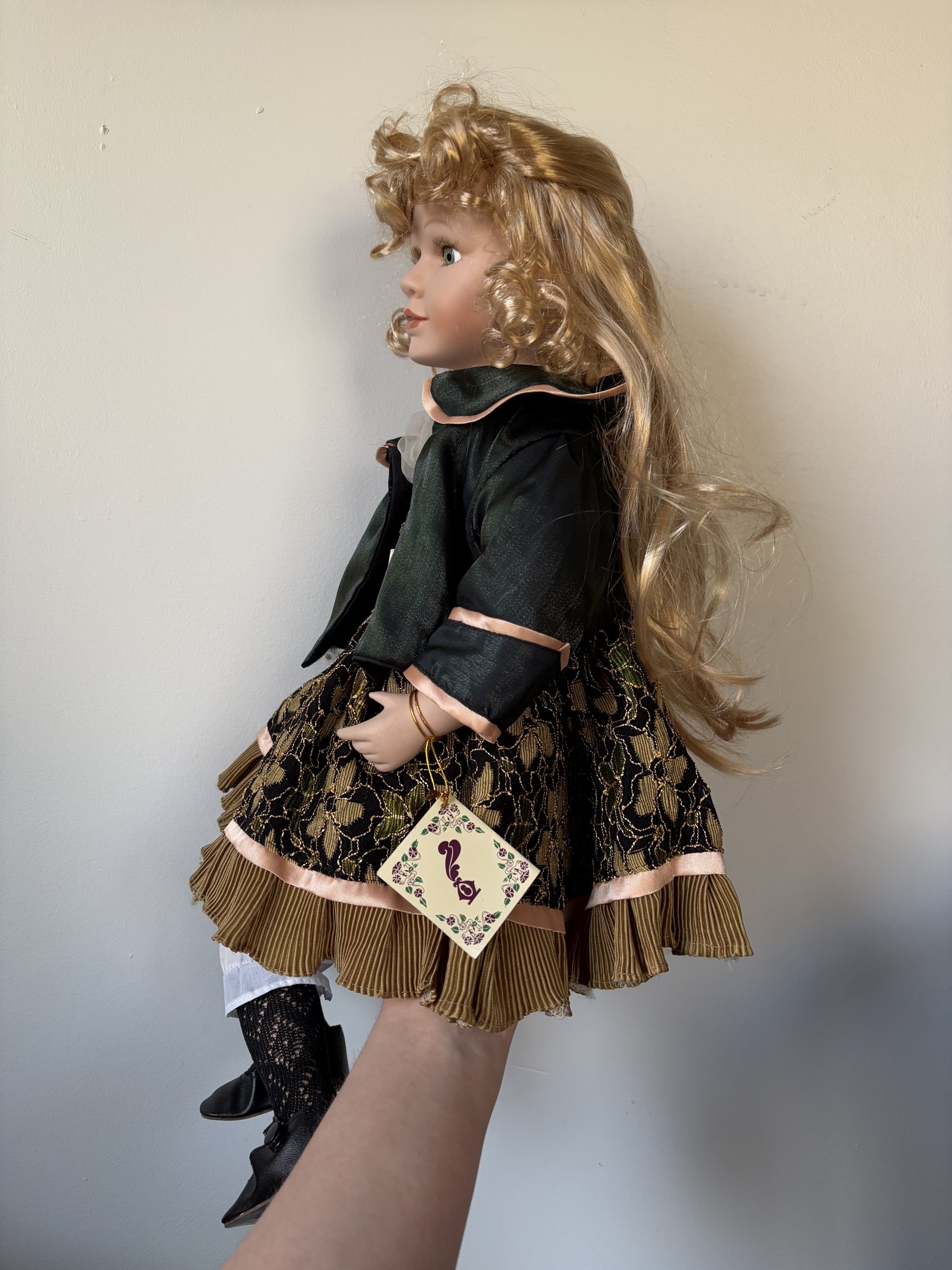 Lumi'n Art Porcelain Doll - Blonde Curls, Green Dress, 16 Inches - Image 5