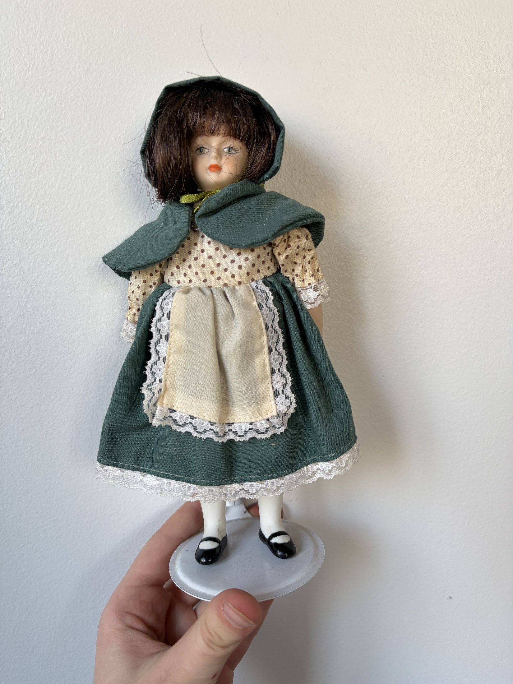 Vintage Porcelain Doll Collection - Set of 14 Multicultural Dolls - Image 2