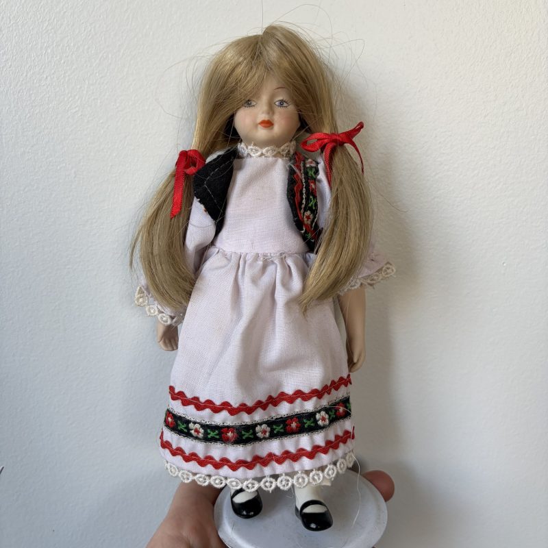 Vintage Porcelain Doll Collection – Set of 14 Multicultural Dolls